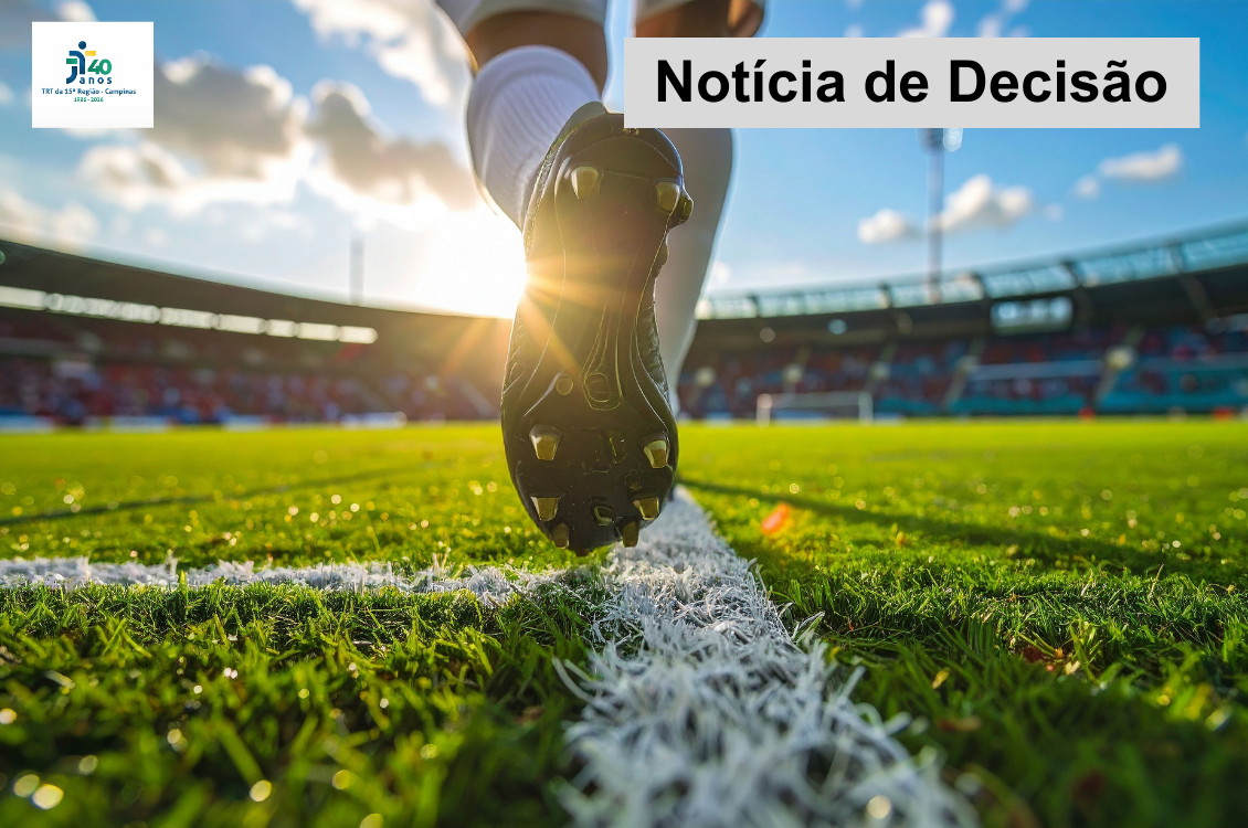 imagem mostra jogador caminhando no campo de futebol, com close nas suas chuteiras