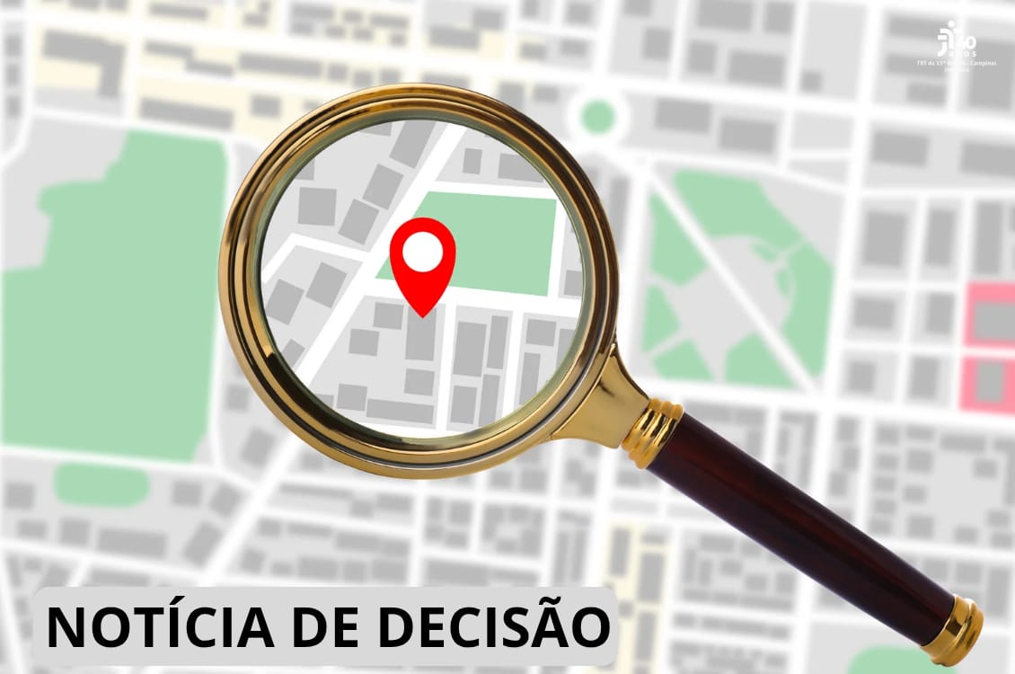 Uma lupa destaca um ponto vermelho de localização sobre um mapa urbano estilizado.