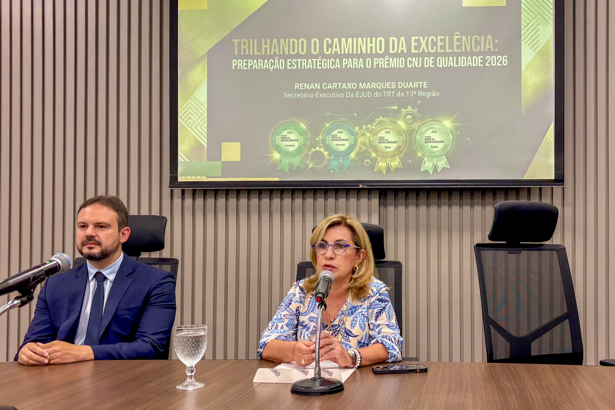 Imagem da presidente da Corte, desembargadora Ana Paula Pellegrina Lockmann e do servidor do TRT-13 (PB), Renan Cartaxo Marques Duarte sentados à mesa