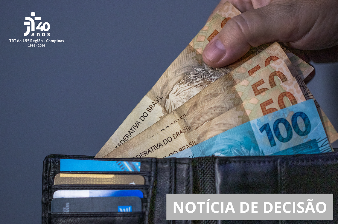 *ParaTodosVerem: uma mão retira notas de real de uma carteira preta