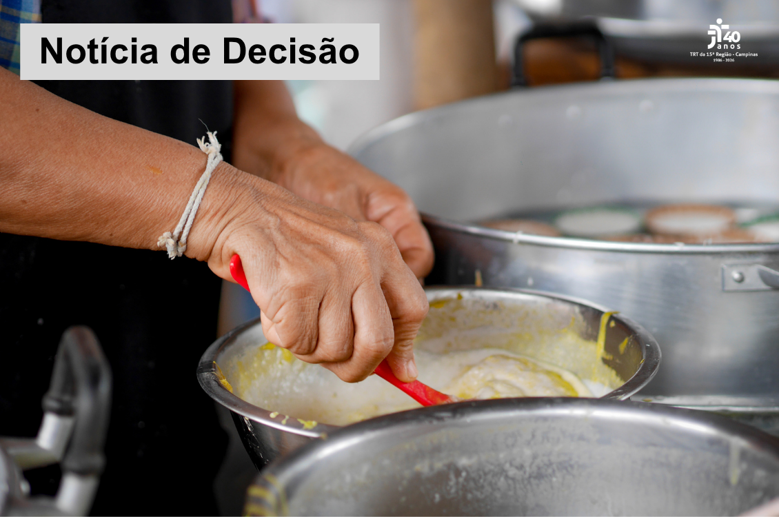 mãos femininas mexem em panela de alumínio próximas a outras grandes no fogão