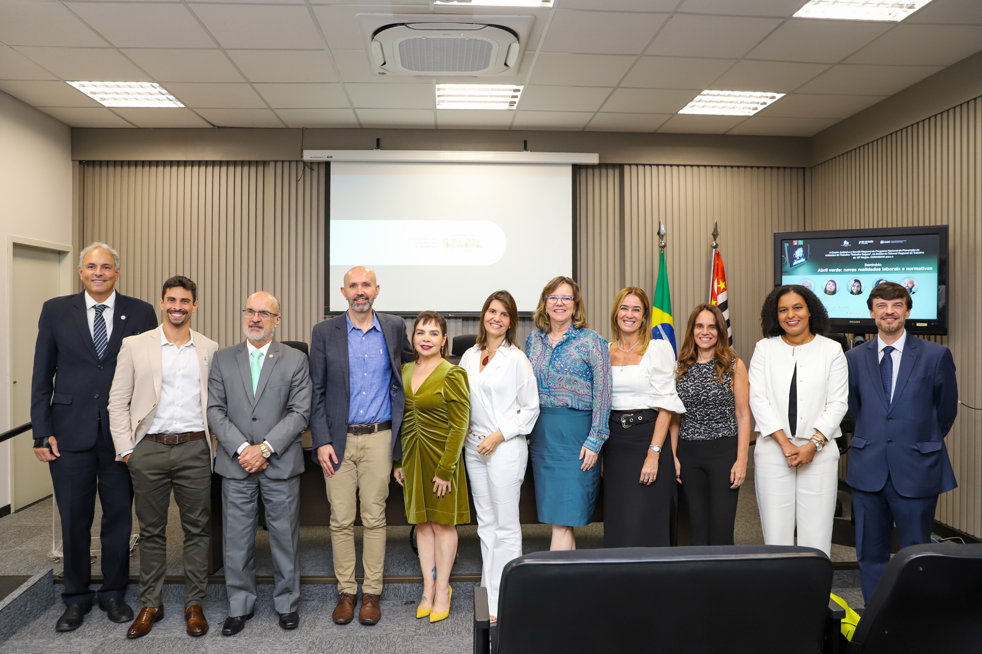 #ParaTodosVerem: várias pessoas posam para foto no auditório da EJud-15