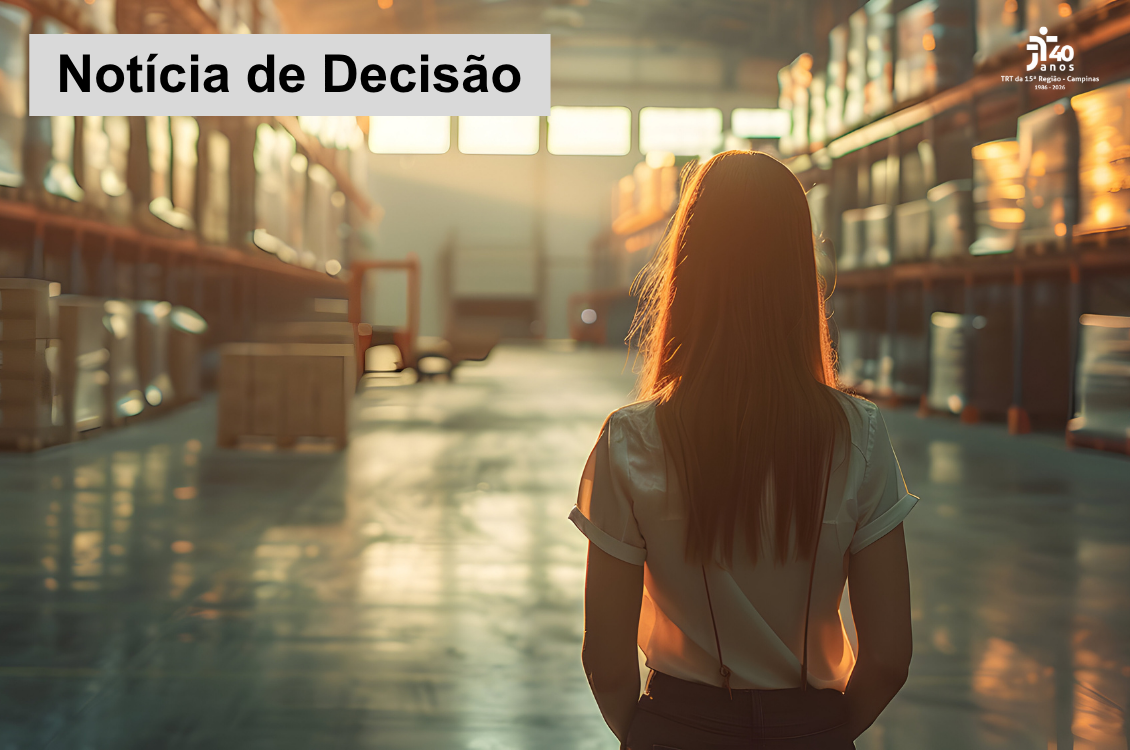 mulher de costas observa área interna de logística de uma empresa