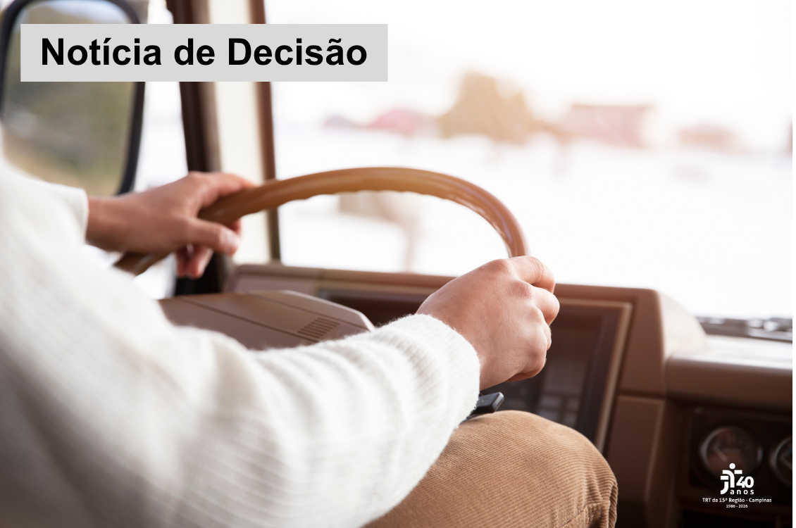 imagem parcial de um homem com as mãos no volante de um ônibus