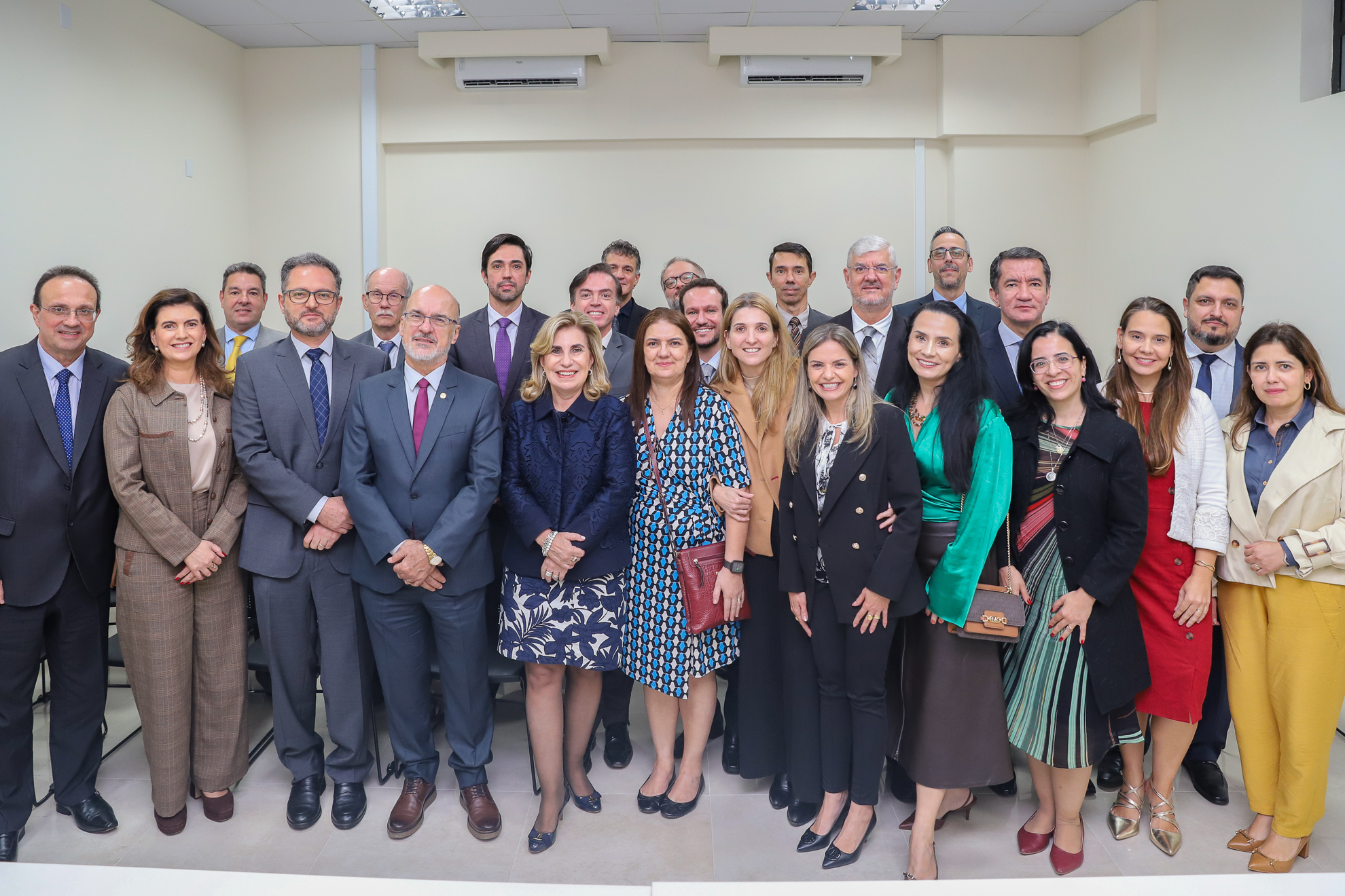 foto posada com membros da alta administração e os magistrados da região
