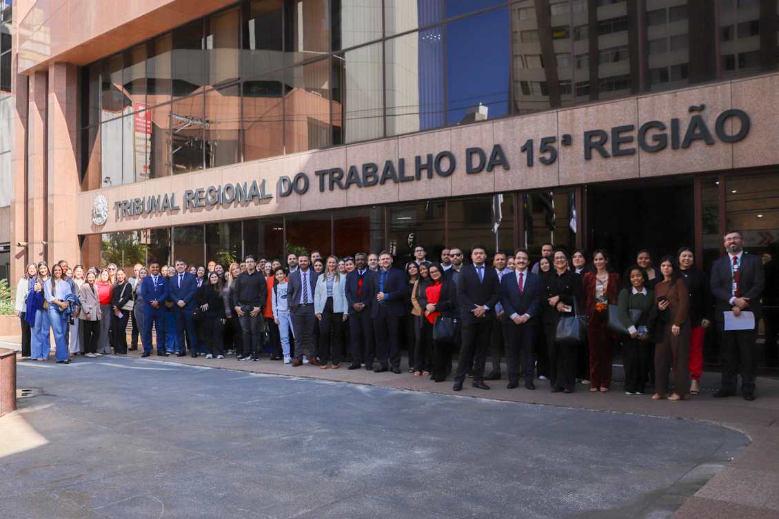 estudantes posam para foto na fachada do TRT-15