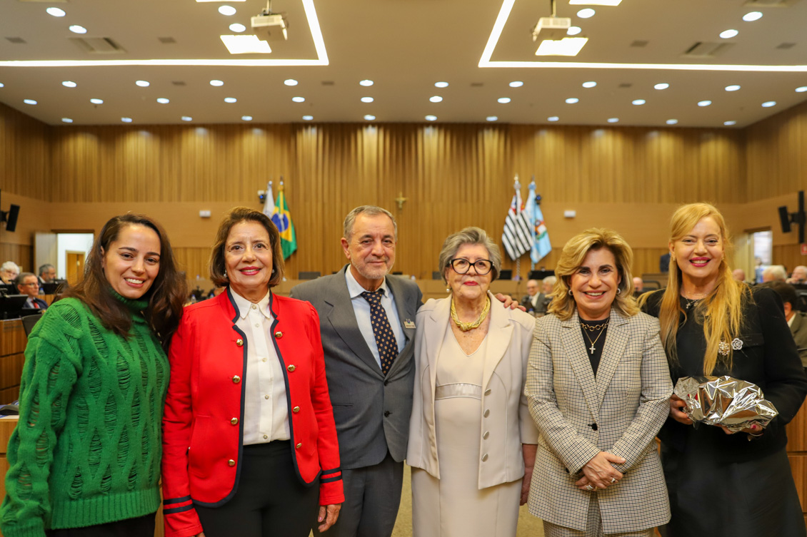 Vencedores do prêmio com Dra. Tereza, Ana Maria da ACL e Dra, Ana Paula posam para foto no plenário
