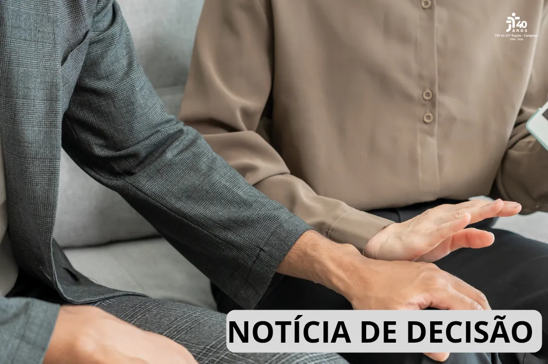 O banner mostra dois homens sentados e um tenta colocar a mão sobre a perna do outro que mostra uma recusa.
