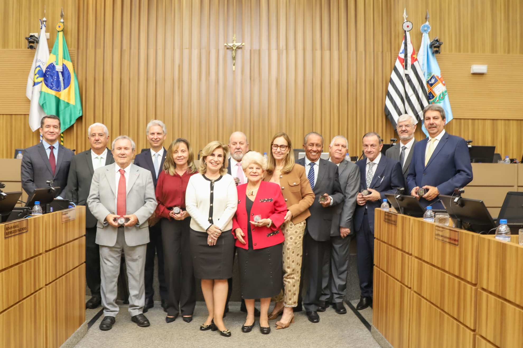 Ex-integrantes da alta administração e membros do MPT-15 posam para foto com a moeda comemorativa em mãos