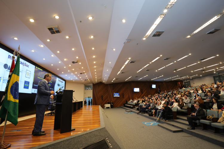 vista lateral do presidente Valdir Florindo falando, do púlpito, à audiência
